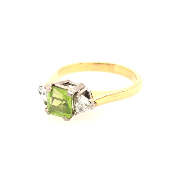 Pre Owned 18ct Peridot and Diamond Ring ZV892 Pre Owned 18ct Peridot and Diamond Ring ZV892